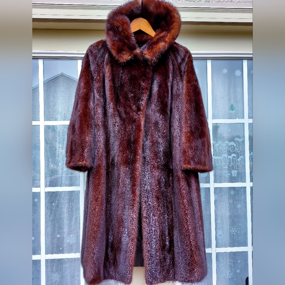 Luminous Brown vintage mink Fur Coat. Long Vintage Fur Coat - Picture 5 of 9